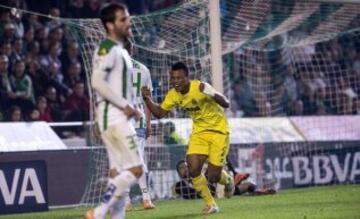 Los delantero del Villarreal Uche celebra tras marcar el segundo gol ante el Córdoba.