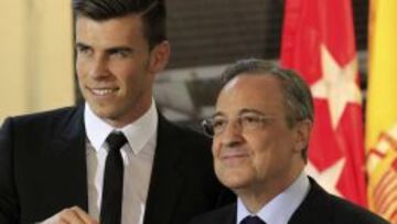 El presidente del Real Madrid, Florentino Pérez,d, y Gareth Bale, durante la presentación del galéscomo nuevo jugador del Real Madrid.