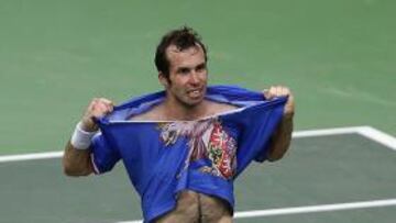 <b>HULK. </b>Radek Stepanek se rasga la camiseta tras acabar el partido.
