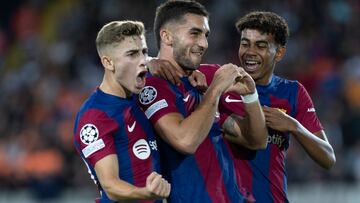 Los jugadores del Barcelona celebrando el gol 1-0 de Ferran Torres 