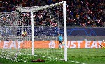 El centrocampista del Real Madrid se saca un zurdazo y manda el balón al palo largo de Péter Gulácsi, imparable para el portero del Leipzig.