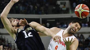 . Rio De Janeiro (Brazil), 15/08/2016.- Felipe Reyes of Spain (R) puts his hand in the face of Marcos Delia of Argentina (L) during the men's preliminary group B basketball game between Spain and Argentina of the Rio 2016 Olympic Games at the Carioca Arena 1 in the Olympic Park in Rio de Janeiro, Brazil, 15 August 2016. (España, Brasil, Baloncesto) EFE/EPA/JORGE ZAPATA (España, Brasil, Baloncesto) EFE/EPA/JORGE ZAPATA