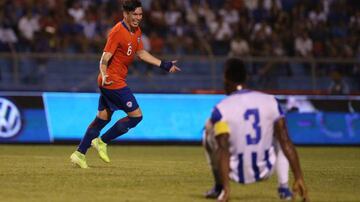 El lateral suma cinco partidos en la Roja y un gol a Honduras, en un amistoso en 2019 (1-2).