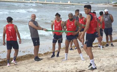 Rayados no baja su intensidad en la pretemporada: ya trabajaron en la playa