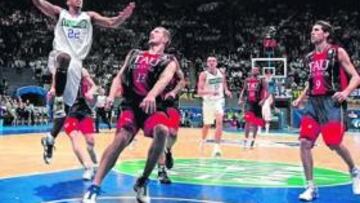 <b>SENSACIONAL. </b>Louis Bullock, imparable en el último mes, supera en esta acción a Teletovic.