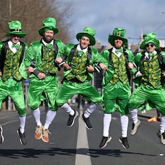 How long does the Chicago River stay green? Any possible environmental consequences…