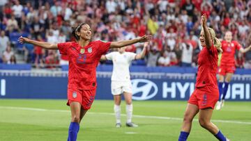 EPA7019. LYON (FRANCIA), 02/07/2019.- La jugadora de Estados Unidos, Christen Press (i), celebra un gol con Lindsey Horan este martes durante el partido de semifinal de la Copa Mundial Femenina de la FIFA 2019 entre las selecci&oacute;n inglesa y la selec