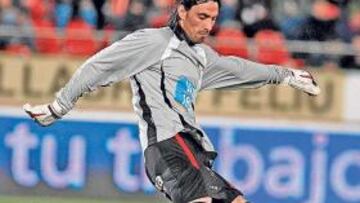 <b>RECUPERADO. </b>Aouate saca de meta en un partido con el Mallorca. Podría volver mañana al equipo.