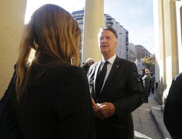 El entrenador holandés Louis van Gaal espera en la puerta antes del comienzo del funeral. 