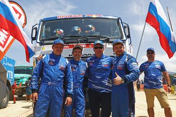 Los rusos Eduard Nikolaev, Evgenii Iakovlev y Vladimir Rybakov, campeones del Dakar 2019 en camiones.