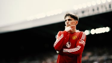 El club inglés está en plena reconstrucción de su plantilla tras la desastrosa temporada que ha realizado este año. El joven jugador argentino es uno de los nombres que más suena para que el United pueda hacer caja este verano.