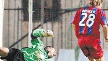 <b>BAJO SOSPECHA. </b>Zoidze, portero del Dinamo de Tiflis, se lanza ante Breska, del Panionios, en el partido disputado el 1 de diciembre de 2004.