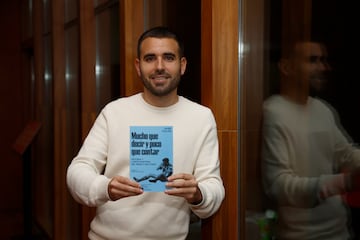 Javier Guillén, con su libro: Mucho que decir y poco que contar. 