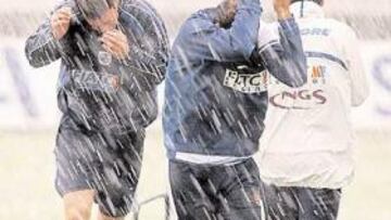 <b>LA QUE ESTÁ CAYENDO. </b>Por si tenían poco, el granizo obligó a parar el entrenamiento de ayer en Zubieta