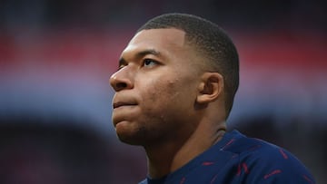 Paris Saint-Germain&#039;s French forward Kylian Mbappe looks on as he warms up prior to the French L1 football match between Stade de Reims and Paris Saint-Germain (PSG) at Stade Auguste Delaune in Reims, northern France on August 29, 2021. (Photo by FRA