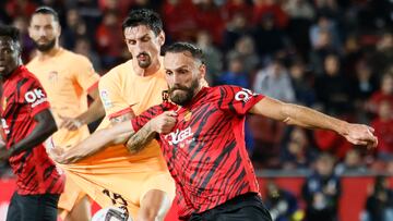 PALMA DE MALLORCA, 09/11/2022.- El delantero albanés del Mallorca, Vedat Muriqi (d), disputa el balón ante el defensa montenegrino del Atlético de Madrid, Stefan Savic, durante el partido Liga en Primera División que disputan hoy miércoles en el estadio de Son Moix, en Palma de Mallorca. EFE/Cati Cladera.
