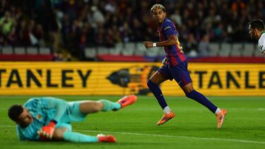 Lamine Yamal celebra el 1-0 al Elche. 


