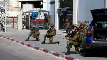 Israeli soldiers work to secure residential areas following a mass-infiltration by Hamas gunmen from the Gaza Strip, in Sderot, southern Israel October 7, 2023. REUTERS/Ammar Awad