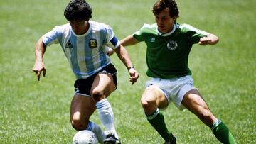 Maradona, con Matthäus, durante la final de México-86.