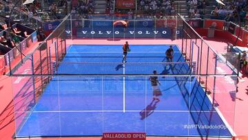 Inédito: golpea la pelota dos veces desde fuera de la pista