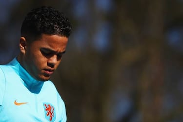 Van der Sar urges Justin Kluivert to continue Ajax development