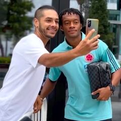 Cuadrado no pasa de largo y saluda a la hinchada en Valencia