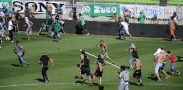 El último escándalo se vivió en Valparaíso, donde hinchas de Wanderers y Colo Colo se enfrentaron en la cancha, y suspendieron el duelo donde podía definirse el título. 