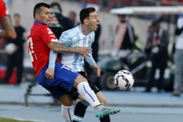 Gary Medel en la pasada final de la Copa América. El volante tuvo como responsabilidad anular a Lionel Messi. Y cumplió a cabalidad, siendo uno de los puntos altos en la definición ante los trasandinos.