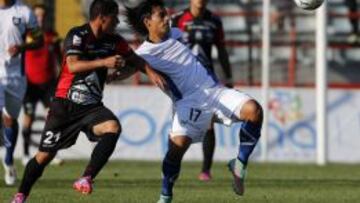 Luis Cabrera disputa el balón con Carlos Espinoza.