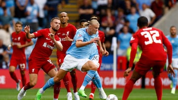 Soccer Football - Community Shield - Liverpool v Manchester City - King Power Stadium, Leicester, Britain - July 30, 2022 Manchester City's Erling Braut Haaland in action with Liverpool's Jordan Henderson Action Images via Reuters/Andrew Boyers