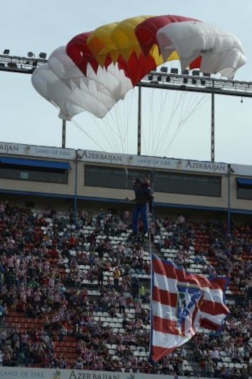 Un paracaidista con la bandera del Atlético durante el homenaje al Atlético Aviación, denominación del Atlético de Madrid entre 1939 y 1947, de cuya fundación se cumplen 75 años. 
