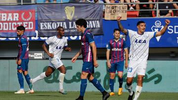 EIBAR (GUIPÚZCOA), 03/06/2023.- El delantero senegalés del Alavés Mamadou Sylla Diallo (2i) celebra su gol durante el partido de ida de semifinales de playoff de ascenso de Segunda División entre la SD Eibar y el Deportivo Alavés, este sábado en el estadio de Ipurúa, en Eibar. EFE/ Juan Herrero
