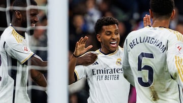 MADRID, 02/12/2023.- El delantero brasileño del Real Madrid Rodrygo (c) celebra su gol (segundo de su equipo) durante el partido de LaLiga de fútbol equivalente a la jornada 15 de LaLiga que Real Madrid y Granada CF disputan este sábado en el estadio Santiago Bernabéu. EFE/ Sergio Pérez
