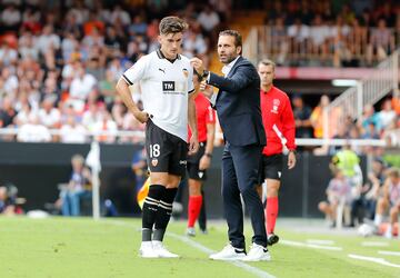 El entrenador del Valencia, Rubén Baraja, da instrucciones a Pepelu en la banda.