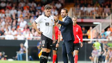 El entrenador del Valencia, Rubén Baraja, da instrucciones a Pepelu en la banda.