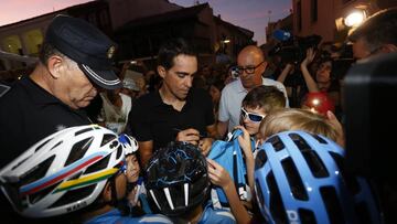 Alberto Contador firma aut&oacute;grafos durante el homenaje que le brindaron sus paisanos de Pinto tras anunciar su retirada como ciclista profesional.