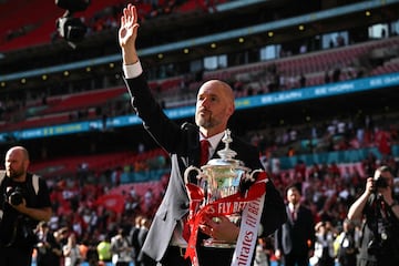 Erik ten Hag, entrenador del Manchester United, posa con el trofeo de la FA Cup 2023-2024.