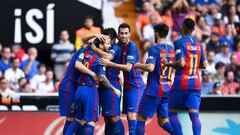 Messi hace doblete en Mestalla y le da polémico triunfo al Barça