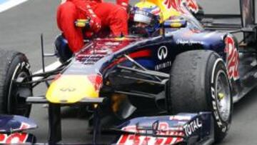 <b> 'A LO SENNA'. </b>Alonso se quedó sin gasolina tras cruzar la meta y fue llevado al podio por Webber. Como Mansell a Senna en Silverstone 91.