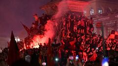 AC Milan fans celebrate by the statue of Vittorio Emanuele II at Piazza Duomo in downtown Milan after AC Milan won the 2022 Italian Serie A "Scudetto" football championship, on May 22, 2022. (Photo by Miguel MEDINA / AFP) (Photo by MIGUEL MEDINA/AFP via Getty Images)