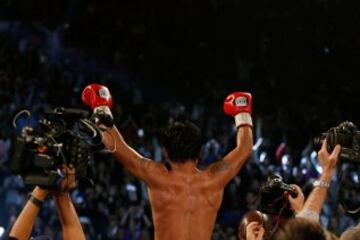 Combate entre Manny Pacquiao y Timothy Bradley Jr. en las Vegas por el título de peso welter de la Organización Mundial de Boxeo. Pacquiao ganó y se retira de la competición con el título en su poder.