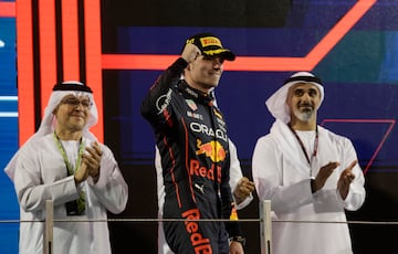 Max Verstappen en el podio momentos antes de recoger el trofeo de ganador del Gran Premio de Abu Dhabi.