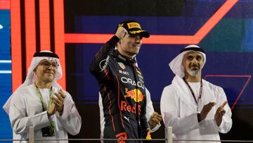 Max Verstappen en el podio momentos antes de recoger el trofeo de ganador del Gran Premio de Abu Dhabi.