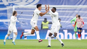 Álvaro Rodríguez celebra con Rüdiger el gol del canterano que supuso el empate en el derbi contra el Atlético y con el que el Madrid le recorta un punto al Barça en la lucha por la Liga.