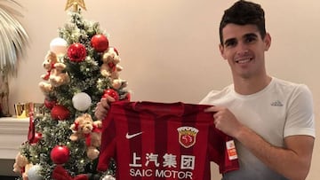 El futbolista brasileño Oscar posa con la camiseta del Shanghai SIPG.