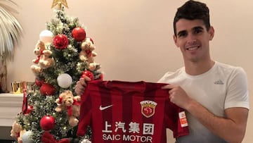 El futbolista brasile&ntilde;o Oscar posa con la camiseta del Shanghai SIPG.