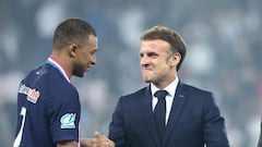 Kylian Mbappé, consigue la Copa de Francia con el PSG tras ganar al Olympique de Lyon. En la imagen con el presidente de Francia, Emmanuel Macron.
