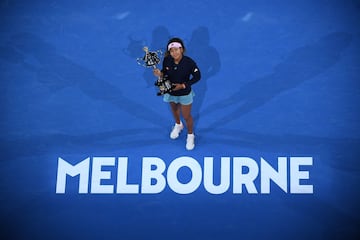 Naomi Osaka venció a Petra Kvitova en la final femenina del Abierto de Australia. Logra su segundo título de Grand Slam y se convierte en la primera asiática líder del ranking.
