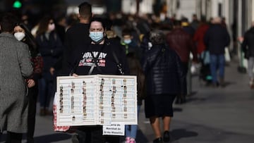 Una vendedora ambulante de d&eacute;cimos de loter&iacute;a, tres d&iacute;as antes del Sorteo de La Loter&iacute;a del Ni&ntilde;o, a 3 de enero de 2022, en Madrid, (Espa&ntilde;a). El segundo sorteo m&aacute;s importante del a&ntilde;o pone en juego un total de 700 millones. El primer premio es de 2.000.000 de euros a la serie, es decir, 200.000 euros por cada d&eacute;cimo. El segundo es de 750.000 euros la serie, esto es, 75.000 euros para cada d&eacute;cimo y el tercer premio reparte 250.000 euros a la serie. Este Sorteo se celebra cada a&ntilde;o el d&iacute;a de Reyes.
 03 ENERO 2022;LOTERIA;NI&Ntilde;O;REYES;NAVIDAD;A&Ntilde;O NUEVO
 Eduardo Parra / Europa Press
 03/01/2022