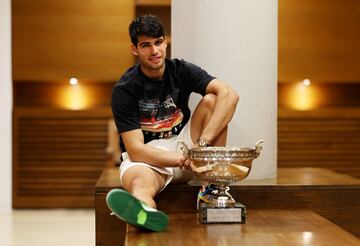El tenista español posa con el trofeo en el vestuario. 